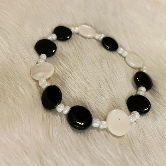 BLack White Mother of Pearl Bead Bracelet Stretch Painted 6652 - Picture 6 of 9